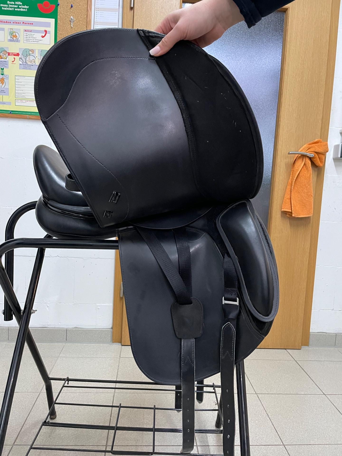 Ikonic Dressursattel Dressur Shin black  17,5' – Vorschau 2
