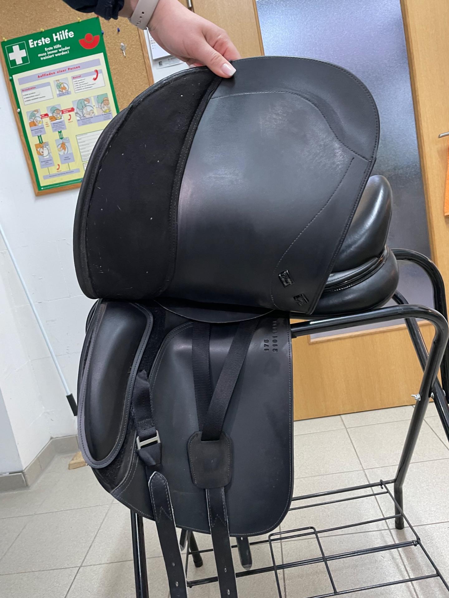 Ikonic Dressursattel Dressur Shin black  17,5' – Vorschau 3
